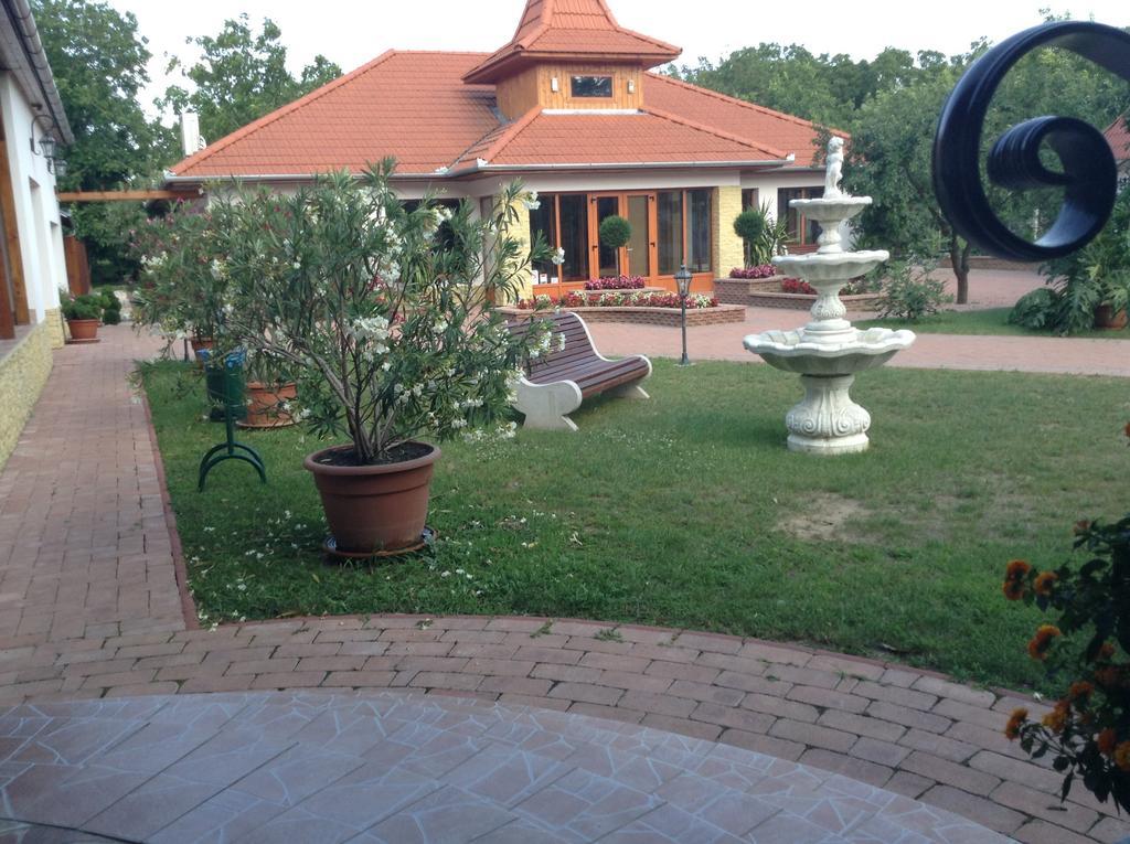 Ferienwohnung Bornemisza Kuria Tiszabecs Exterior foto